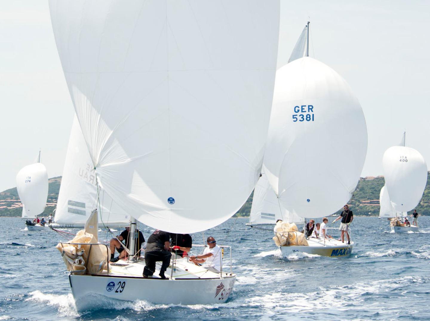 La classe J24 parte dal porto di Olbia 