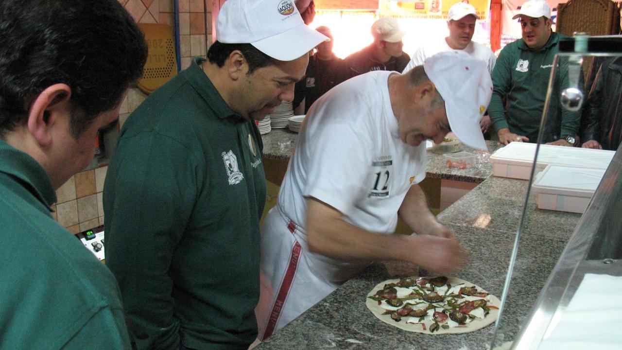 Pizzaioli al lavoro in piazza Eleonora 