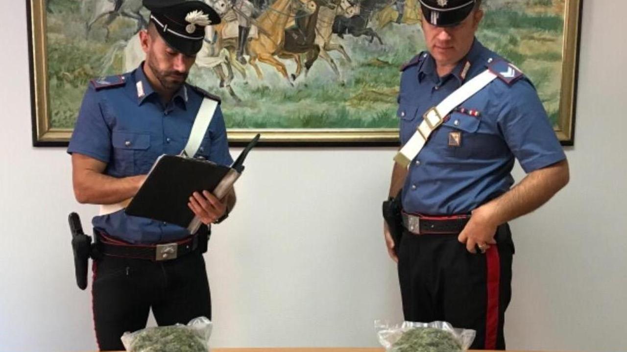 Nascondeva droga in casa arrestato dai carabinieri