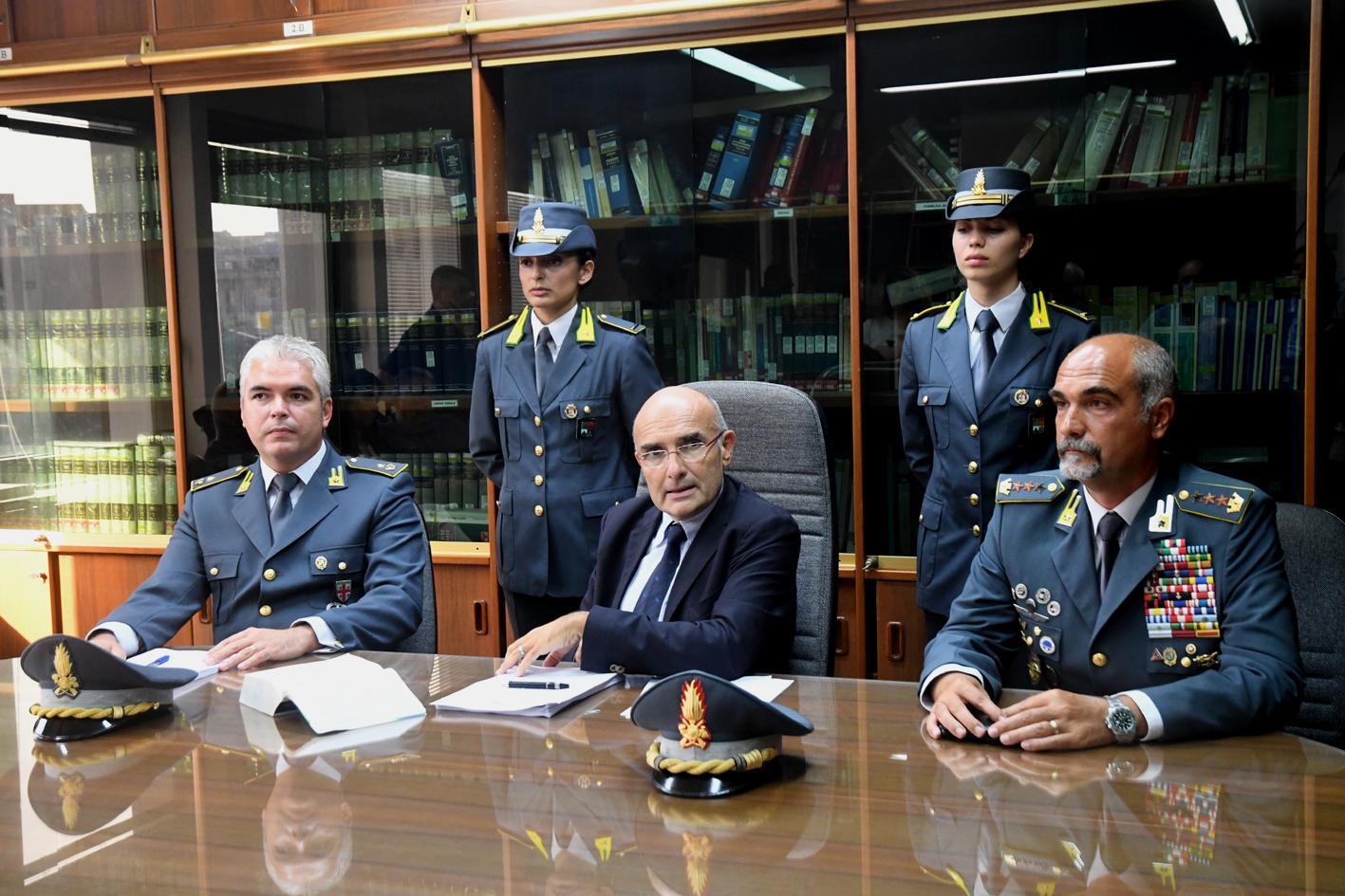  La conferenza stampa del procuratore Ezio Domenico Basso (al centro) e della Finanza
