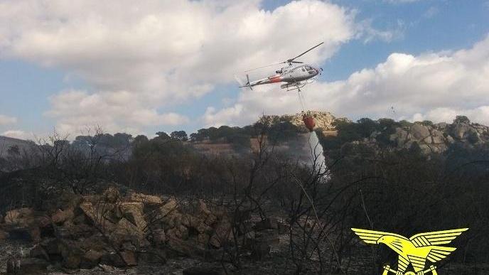 Fiamme a Bottidda e Alà dei Sardi incendi spenti con gli elicotteri