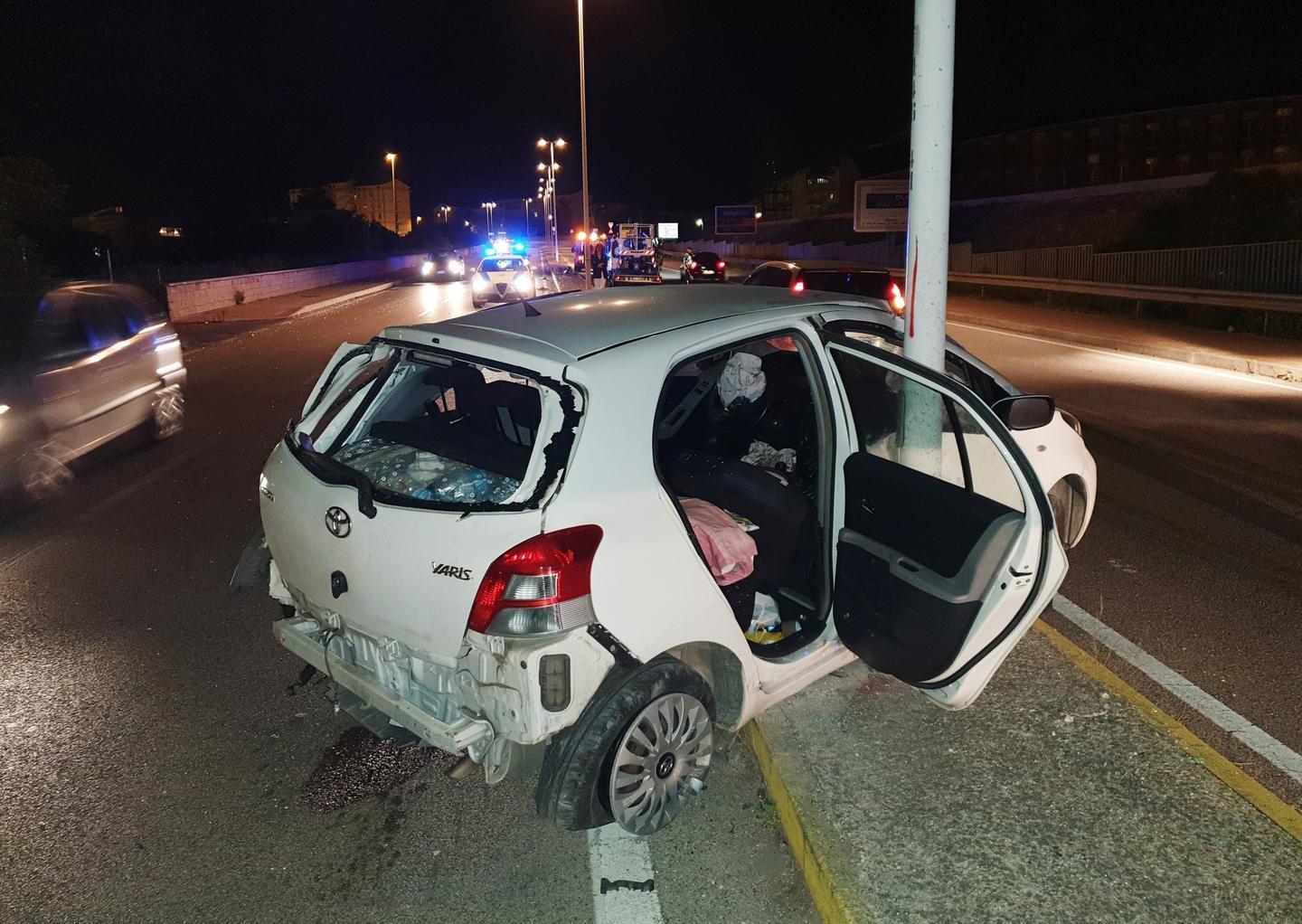 Perde il controllo dell’auto e abbatte due pali della luce