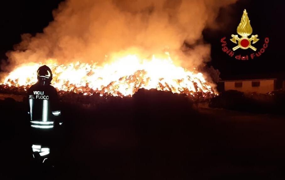 Foraggio in fiamme, danni ingenti 