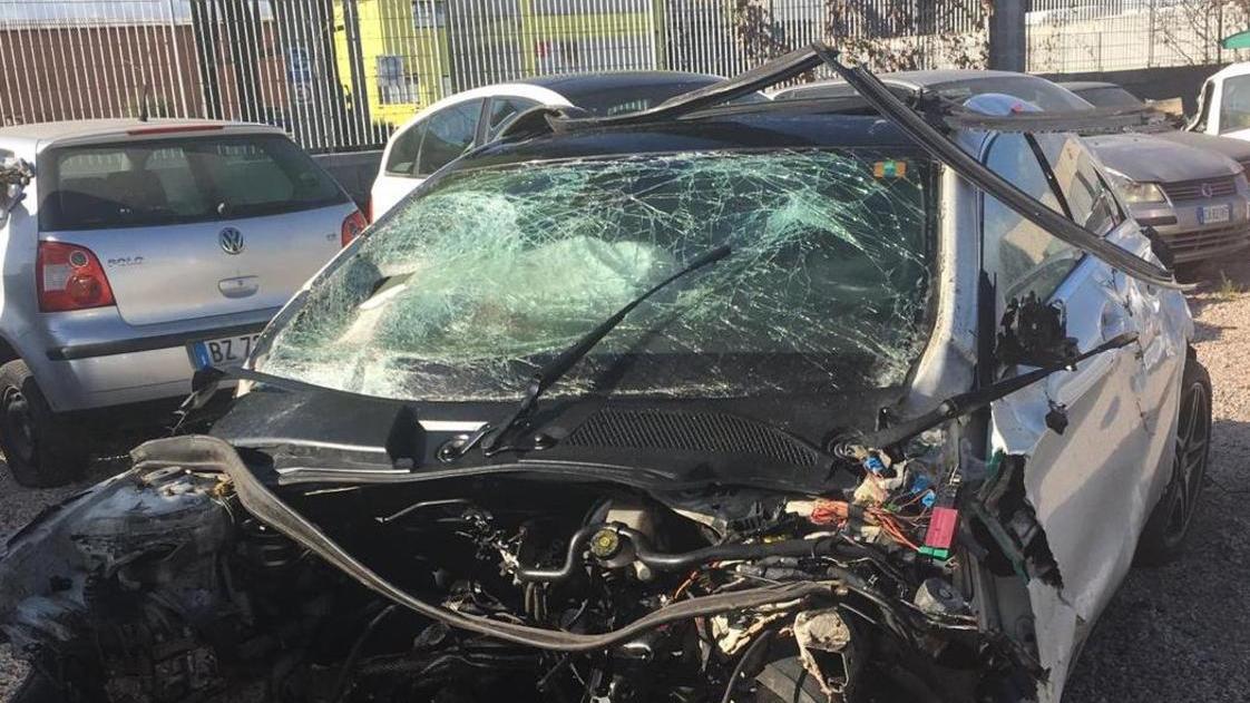 La Mercedes vola fuori strada: salvi tre giovani