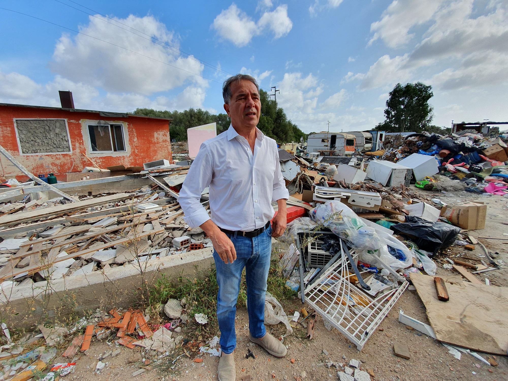 Il sindaco Settimo Nizzi tra i rifiuti di Sa Piana Manna 