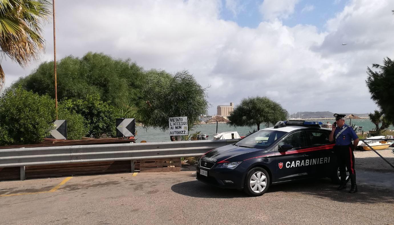 L'auto dei carabinieri davanti alla spiaggia di Giorgino