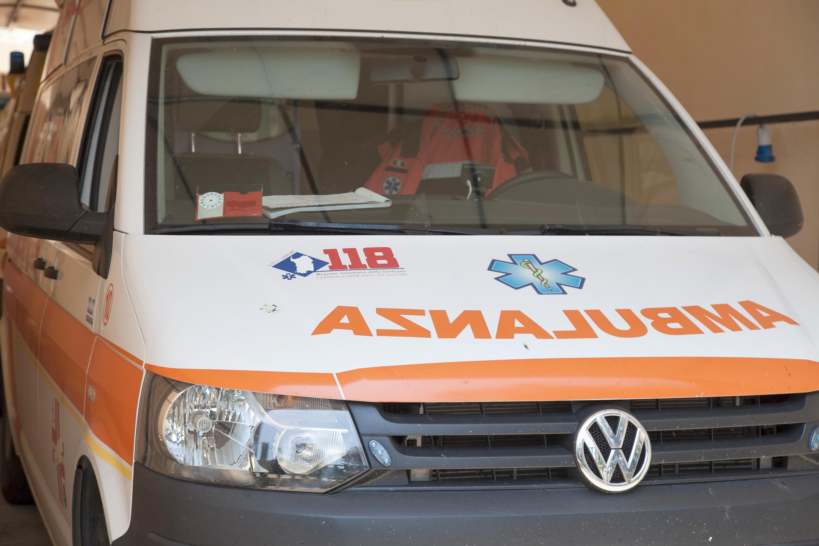 Entra in acqua e muore sotto gli occhi della moglie