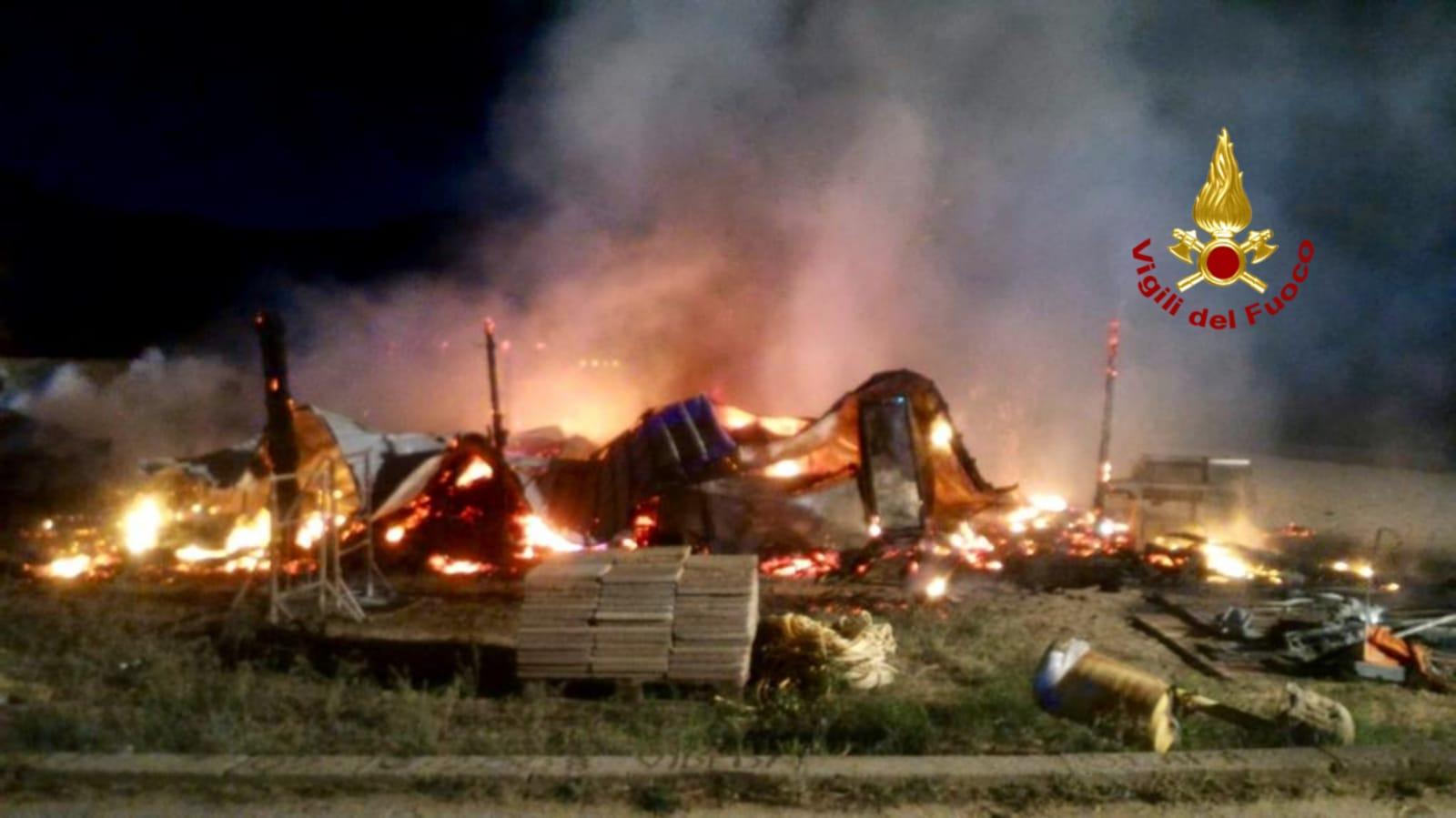 Quel che resta del chiosco incendiato a Solanas (foto Mario Rosas)
