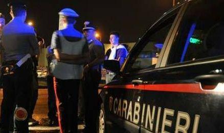 Guida ubriaco e lancia l’auto a forte velocità