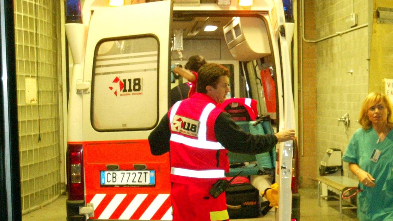 Difende l'amica 19enne picchiato
