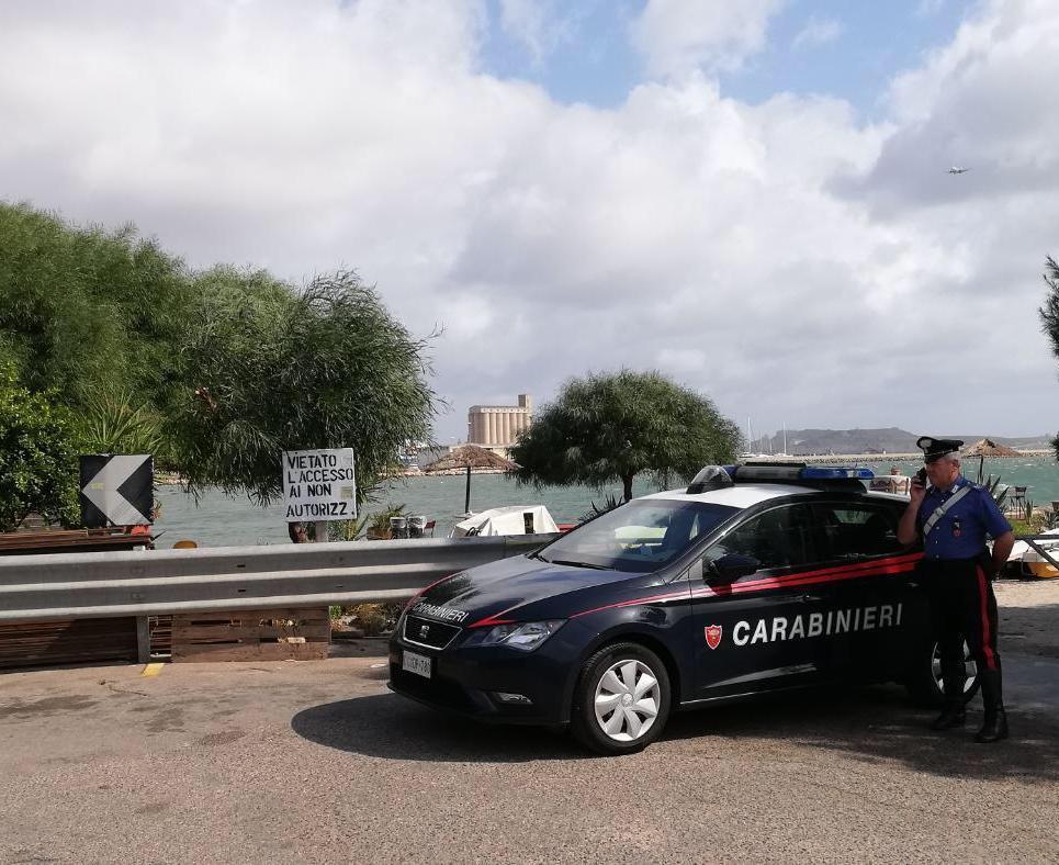 Sesso a tre davanti a una bambina: arrestati 