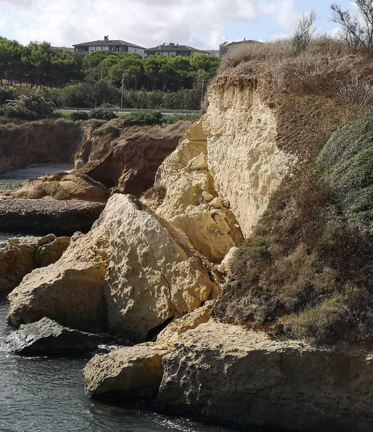 Allarme erosione a Balai la scogliera si sbriciola 