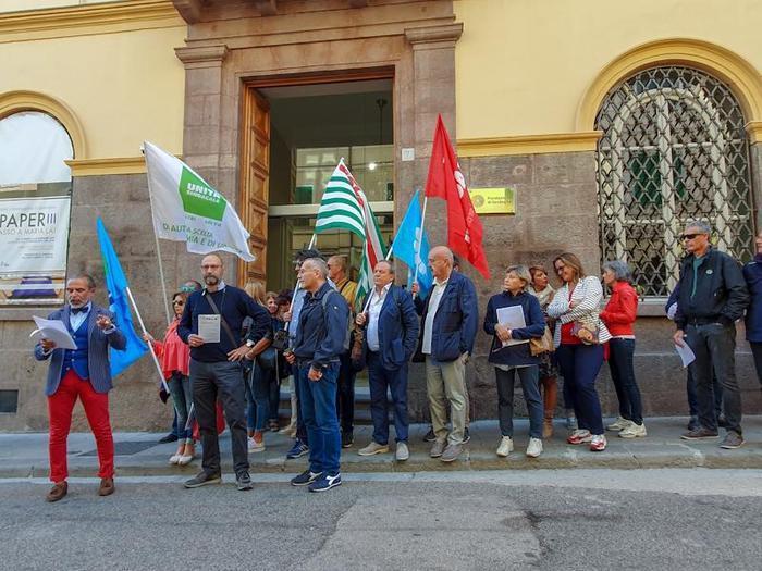 La protesta contro i tagli alla Bper (foto Ansa)
