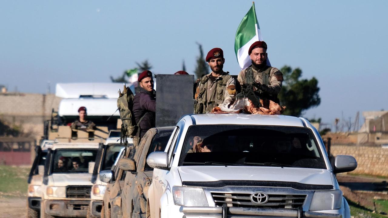 Truppe turche al confine nord della Siria