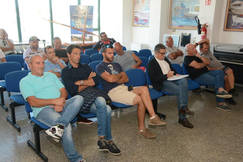 I pescatori di Golfo Aranci durante l'incontro in Comune