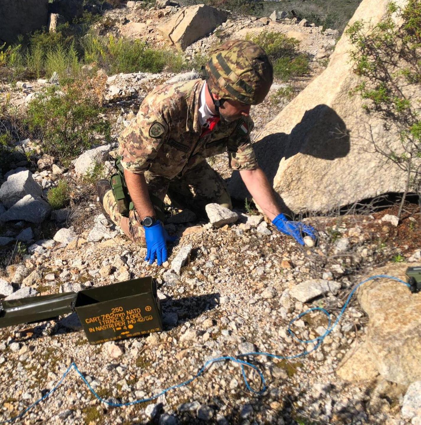 Gli artificieri della Brigata Sassari fanno brillare un ordigno bellico