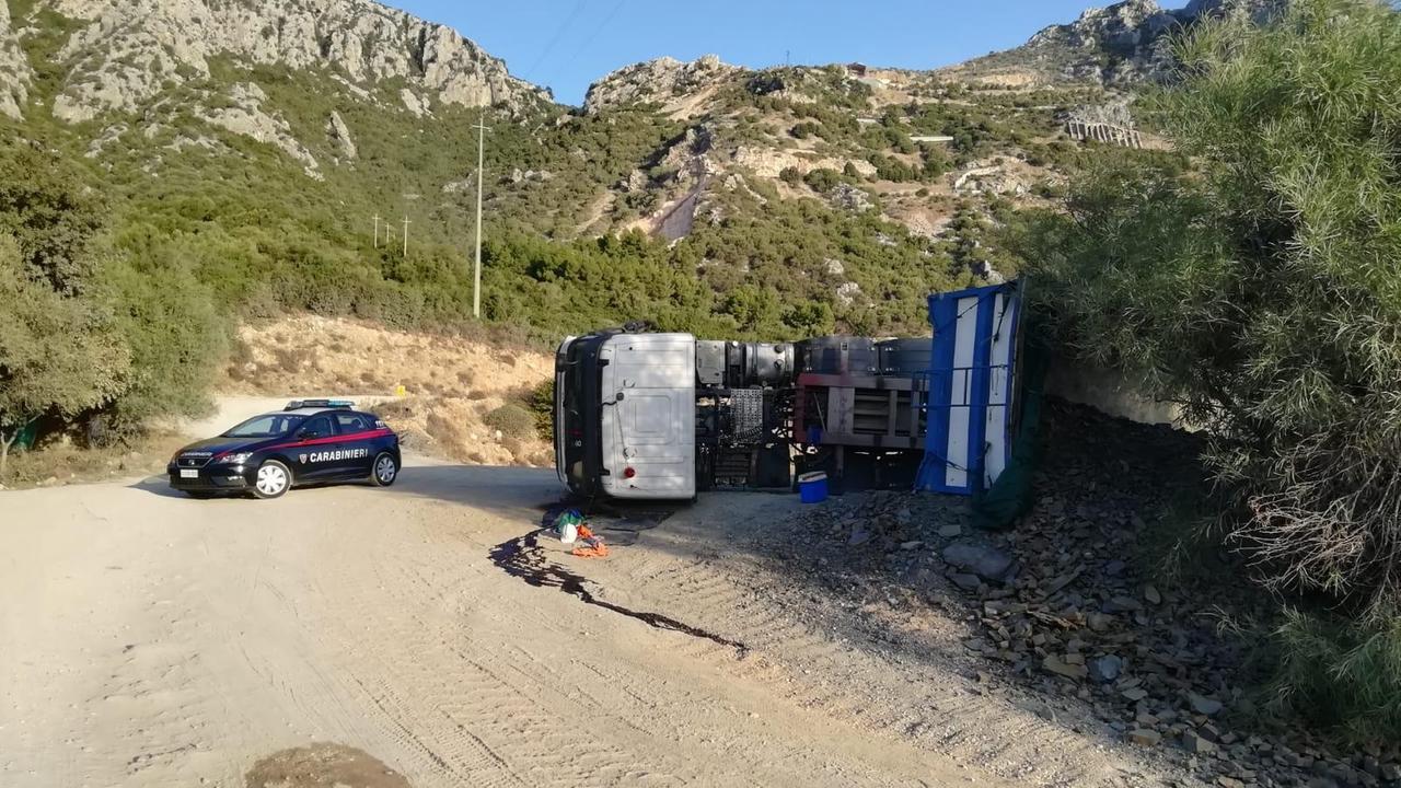 Il mezzo che si è ribaltato nella cava di Siniscola