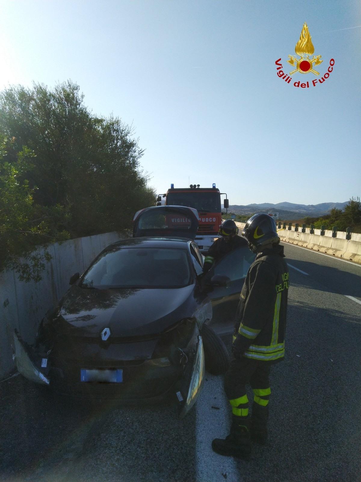 Olbia, sbatte violentemente sul muro con l'auto: ferita una donna