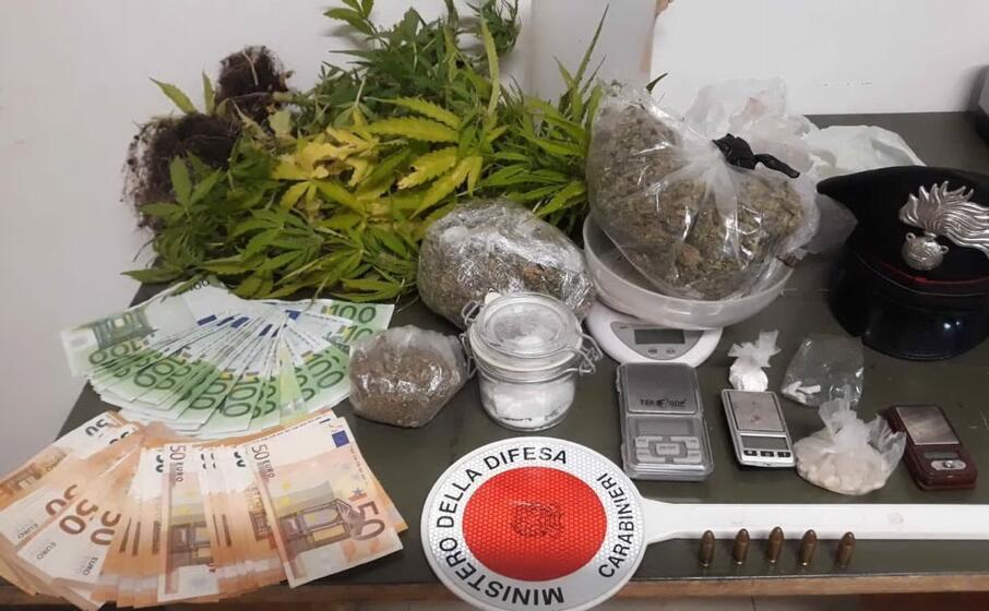 La droga e il contante sequestrati a San Vito