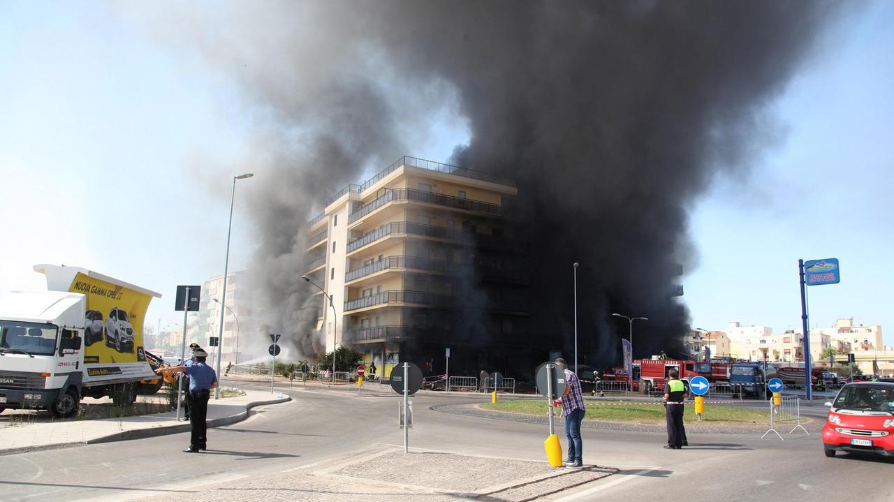 Il palazzo danneggiato dalle fiamme ad Alghero