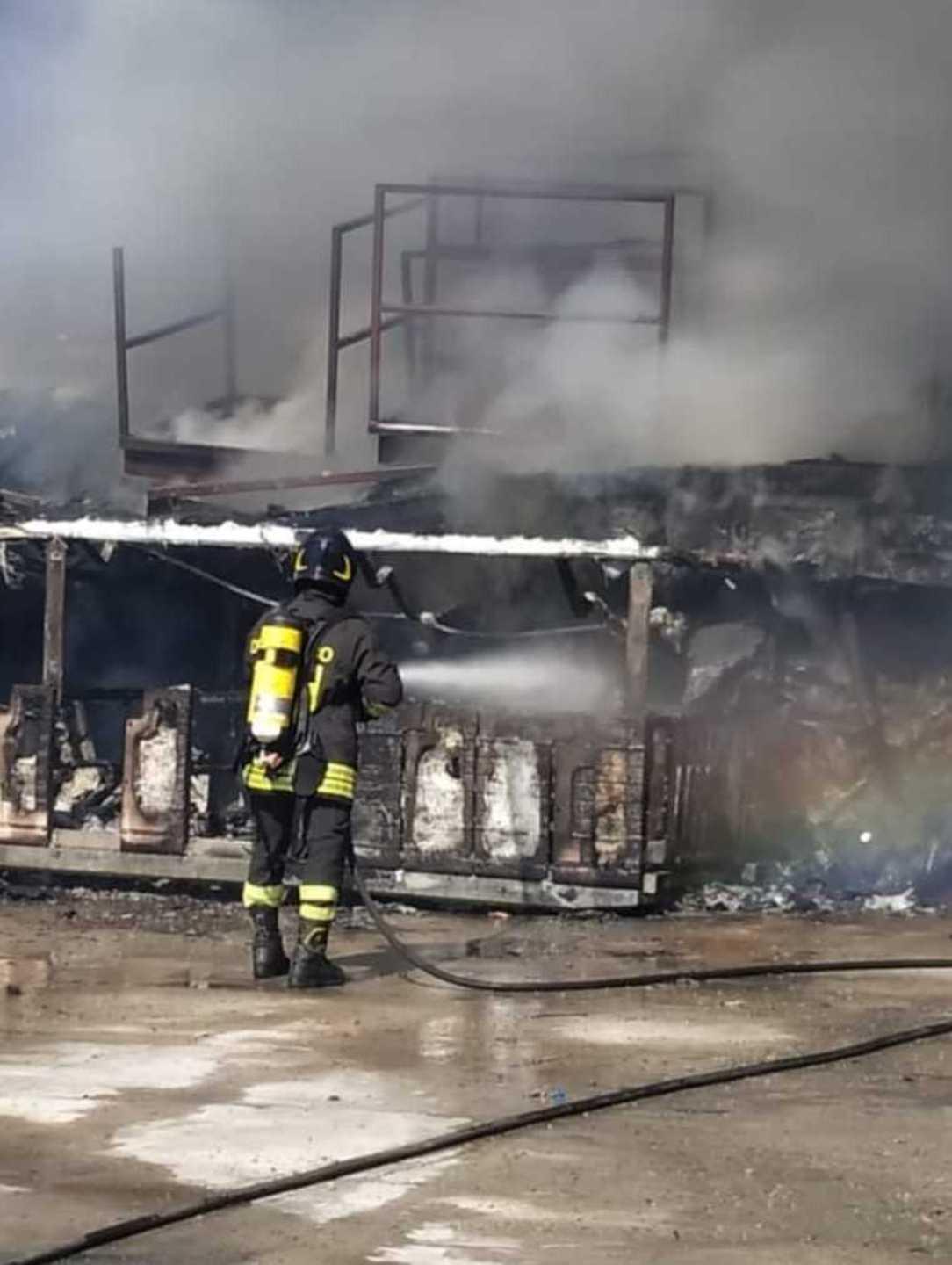 Fiamme nella zona industriale a fuoco diversi capannoni 
