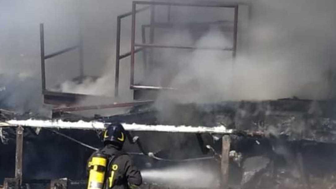 Fiamme nella zona industriale a fuoco diversi capannoni