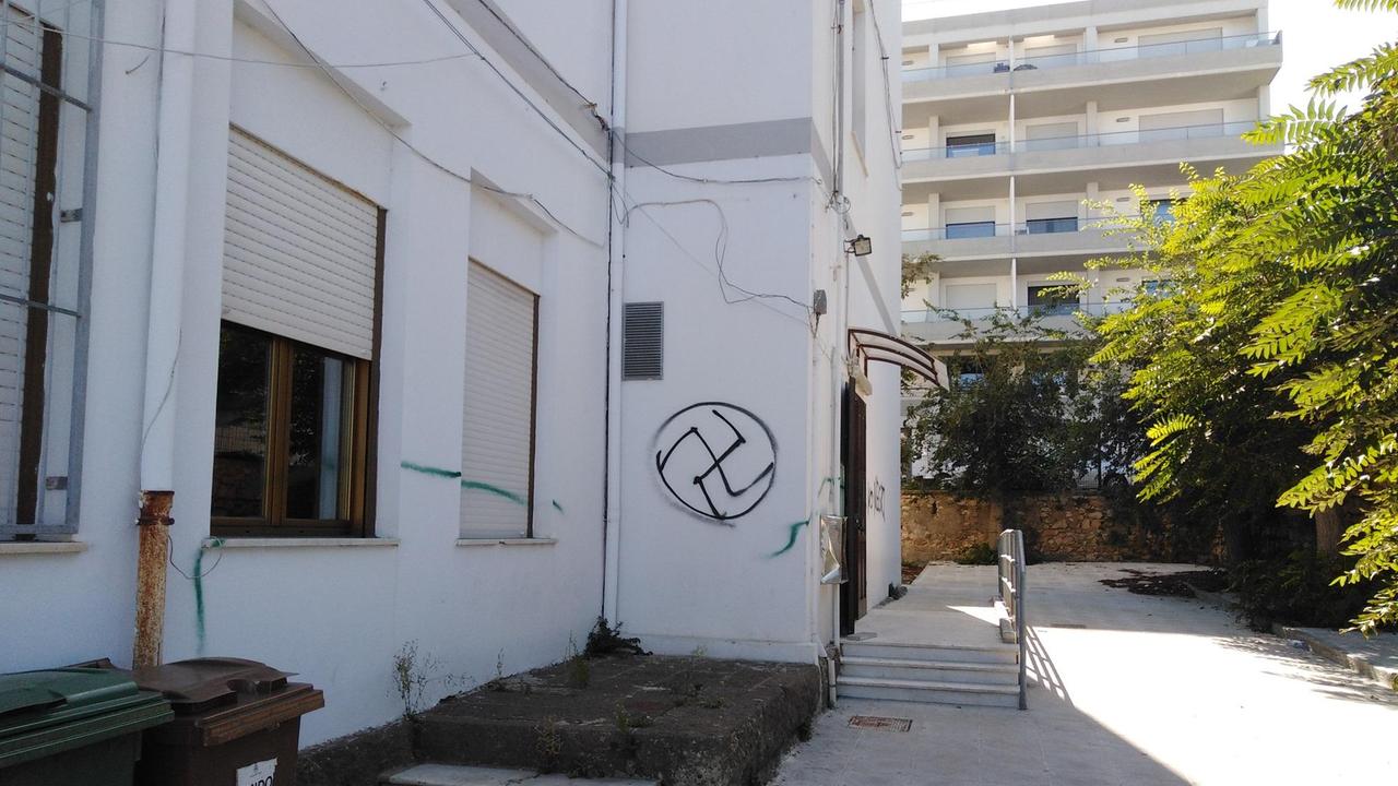 Porto Torres, scritte razziste sulla facciata dell'istituto professionale