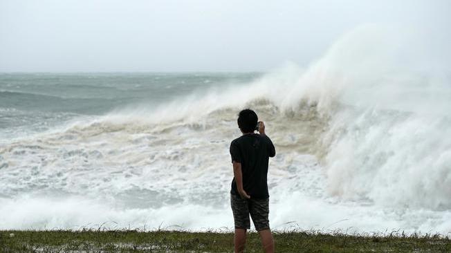 Tifone, allerta evacuazione per 7mln