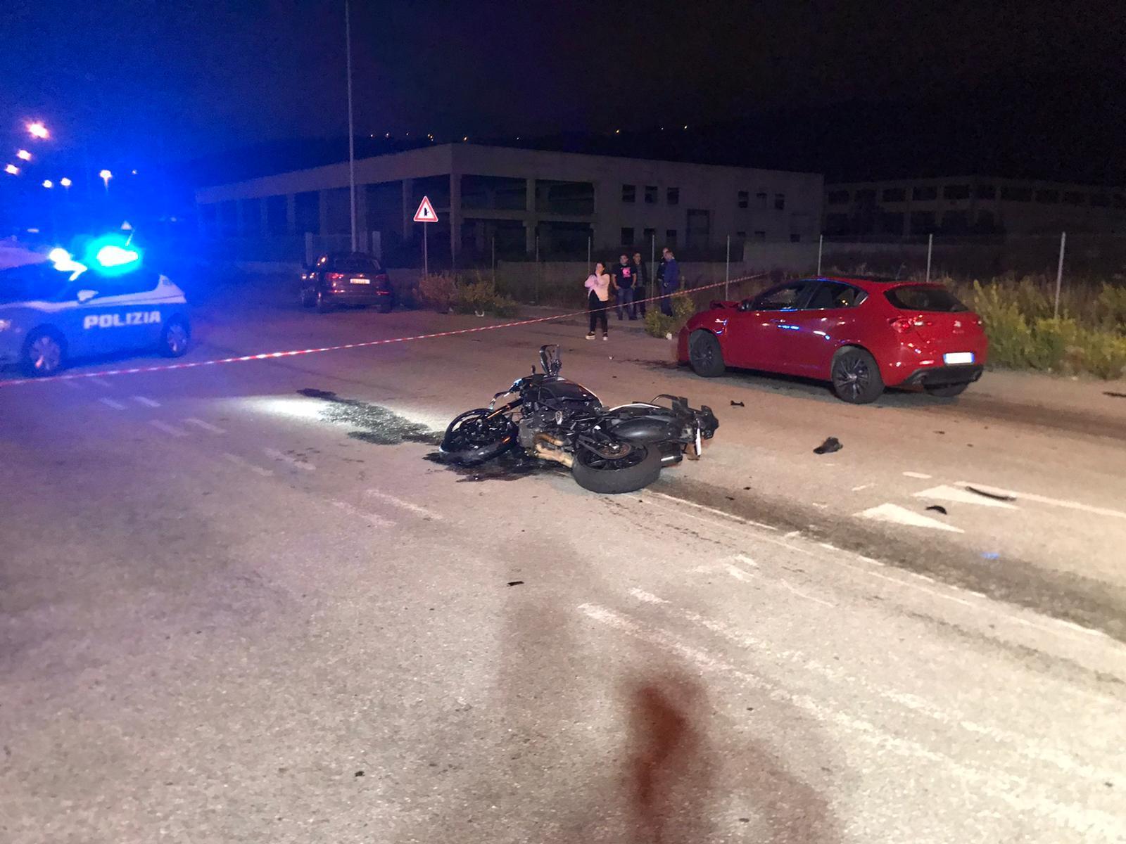 Nuoro, violento scontro auto-moto: muore in ospedale un 48enne sassarese 