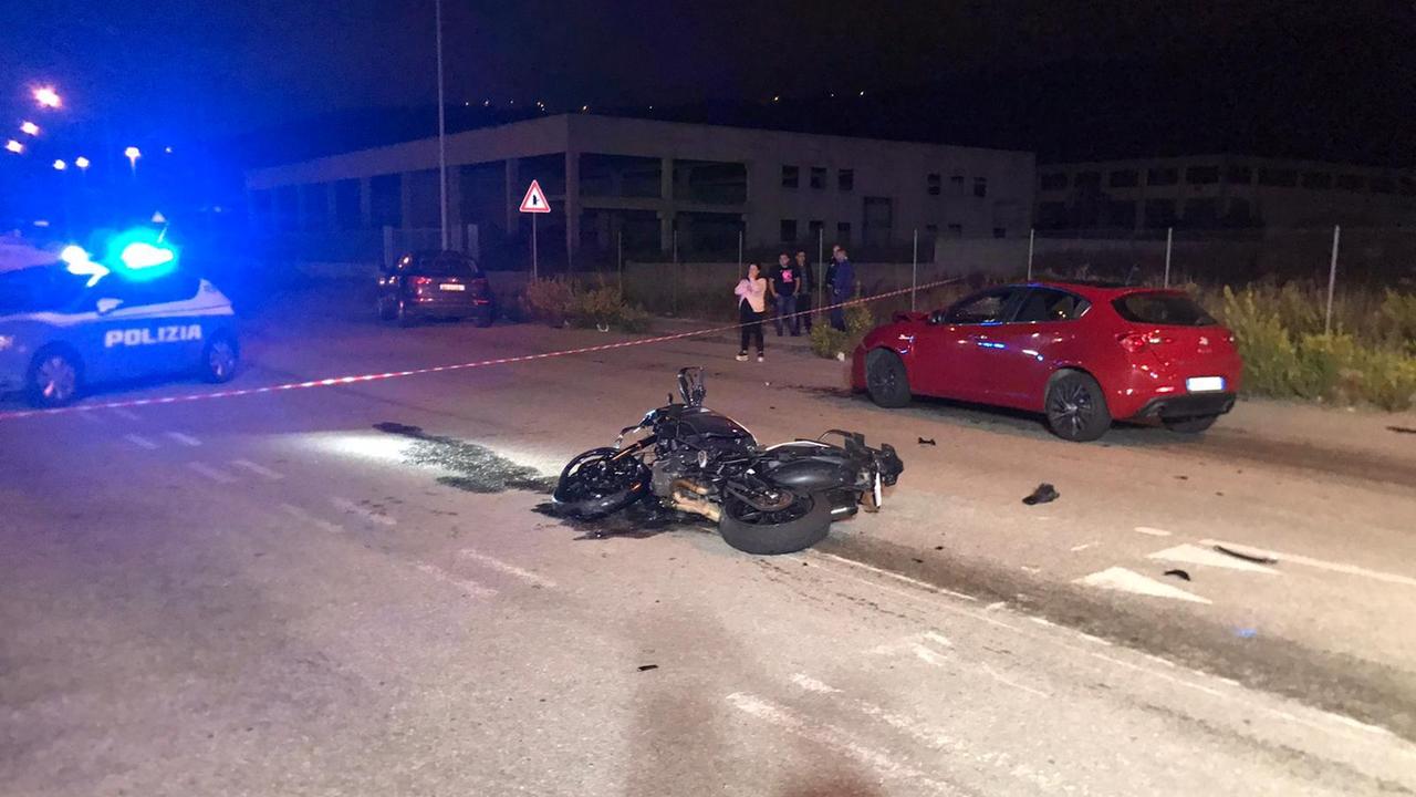 Nuoro, violento scontro auto-moto: muore in ospedale un 48enne sassarese 