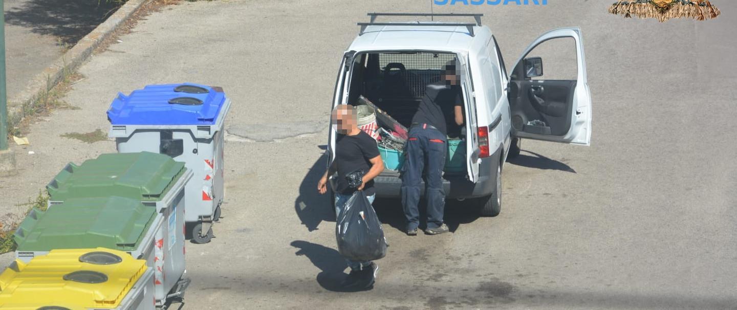 Sassari, scatta le foto ai cafoni e li fa multare dalla polizia 