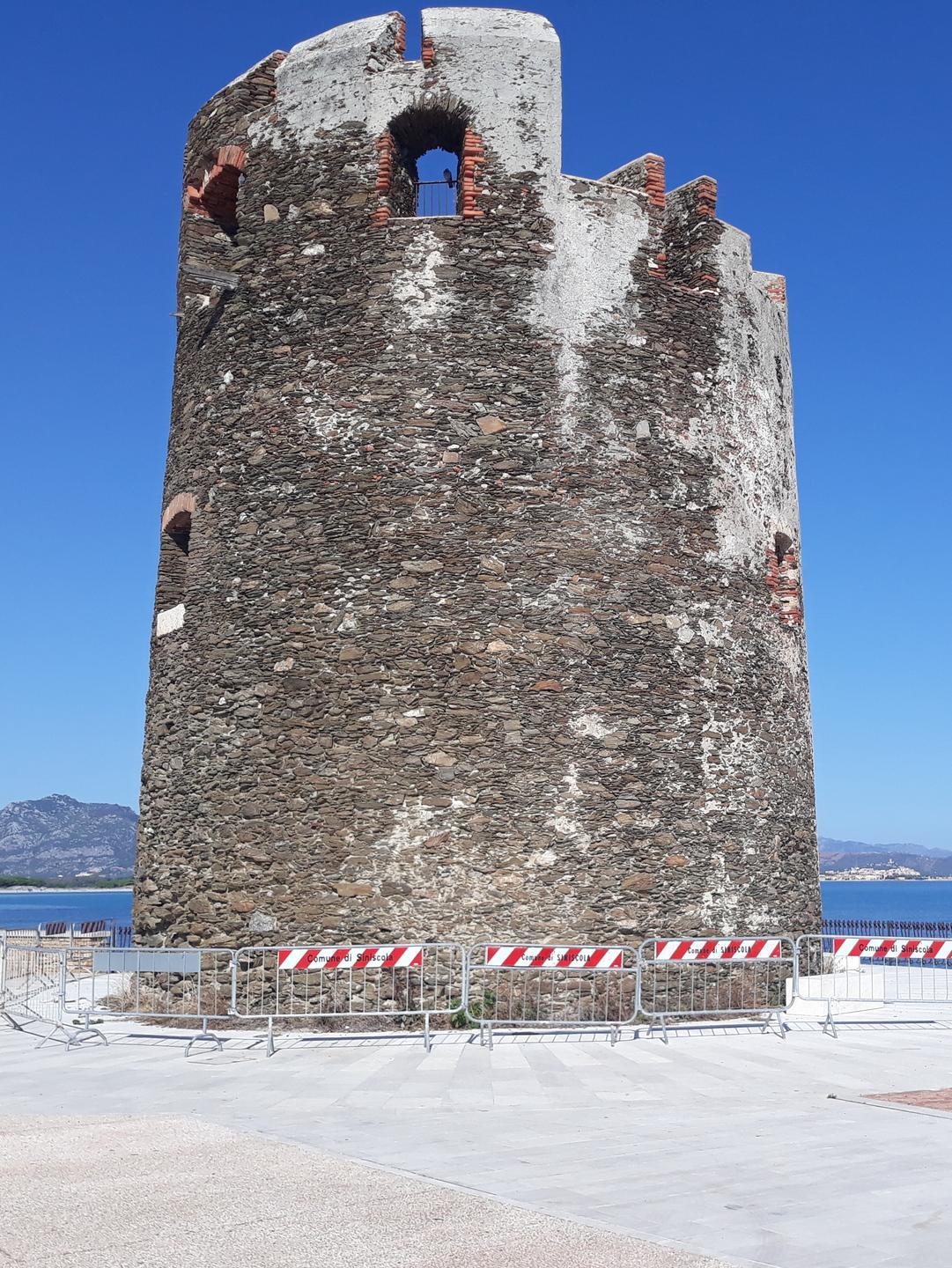 Marciapiedi da rifare a Santa Lucia: appello dei residenti 