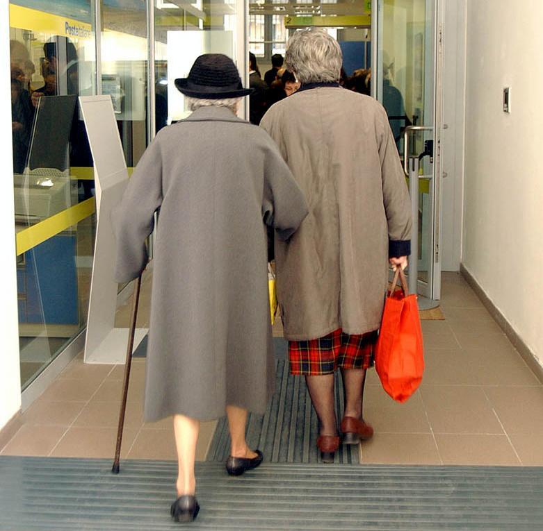 Poste Italiane strizza l’occhio ai nonni 