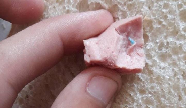 Nel wurstel un ripieno di plastica, l'inquietante caso in Gallura
