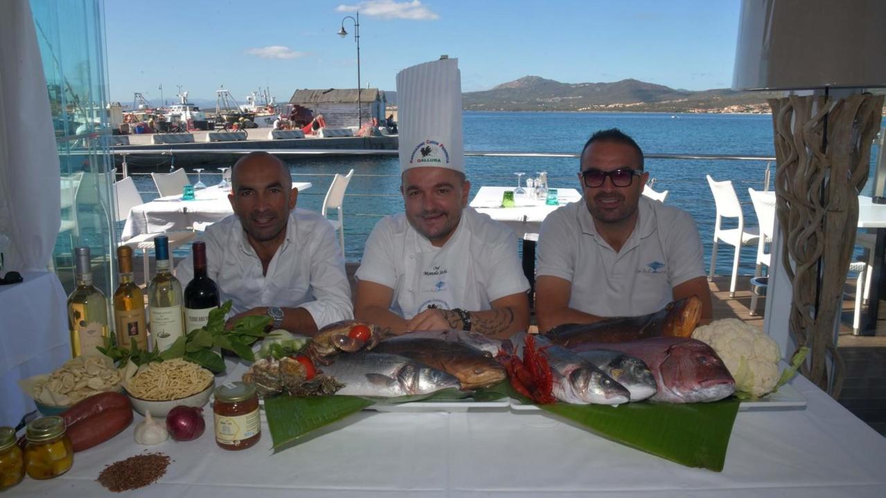 Da sinistra Gianluca Fasolino, lo chef Manolo Sechi e Antonio Fasolino