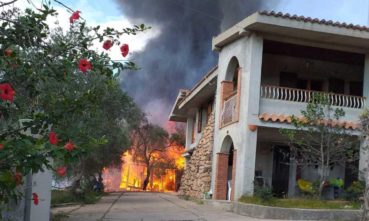 Rogo distrugge deposito di attrezzi