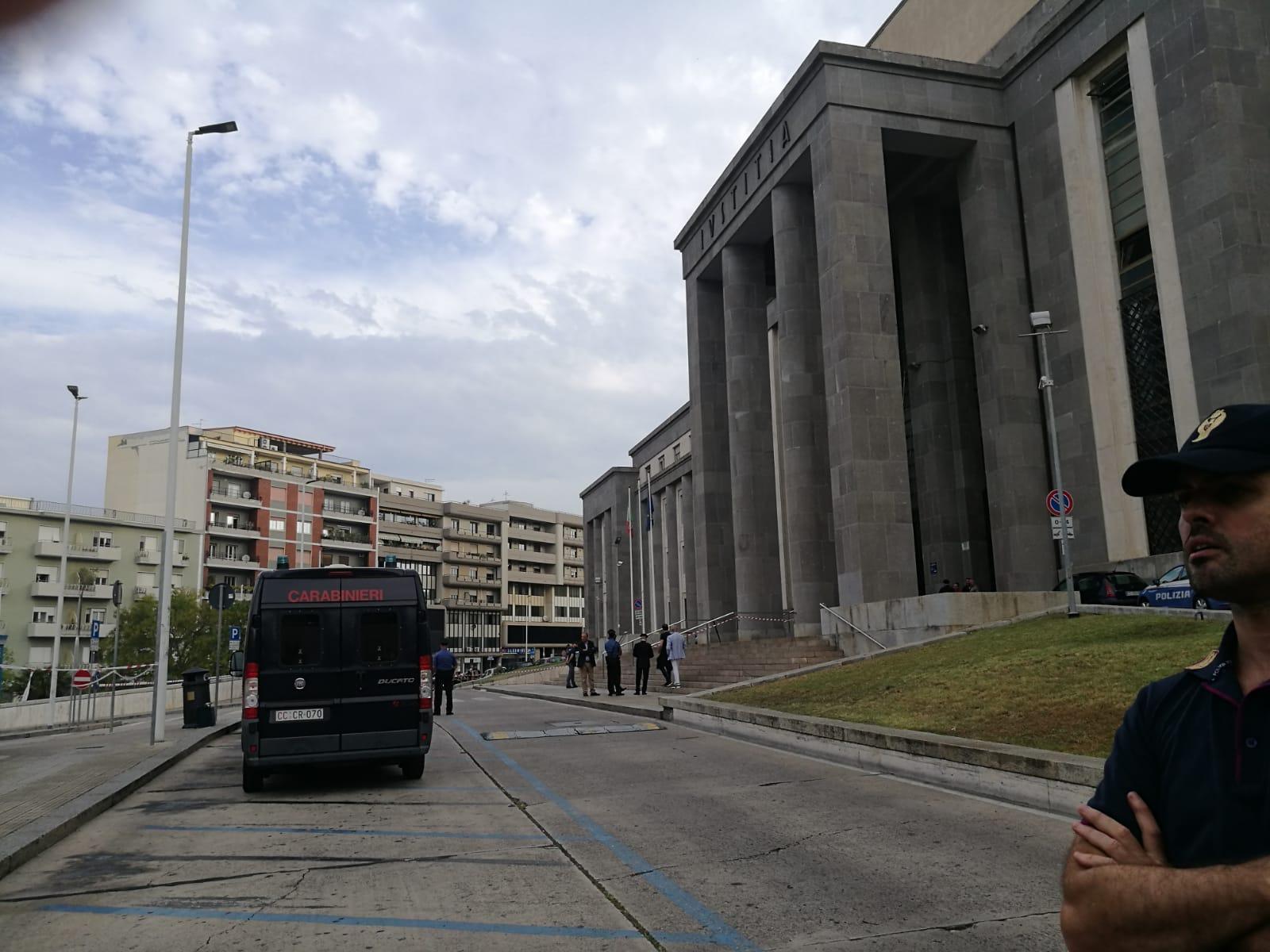 Allarme bomba davanti al tribunale di Cagliari: evacuato l'intero edificio