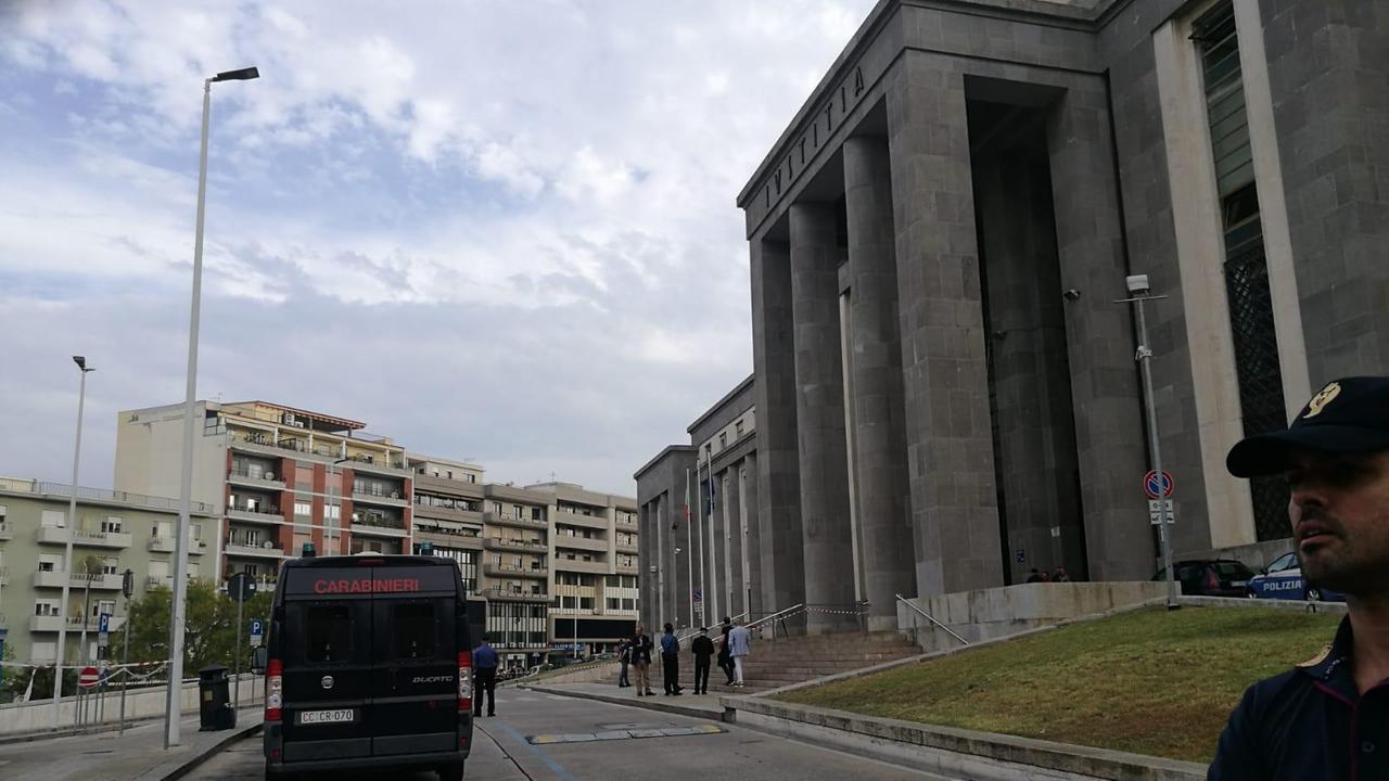 Allarme bomba davanti al tribunale di Cagliari: evacuato l'intero edificio