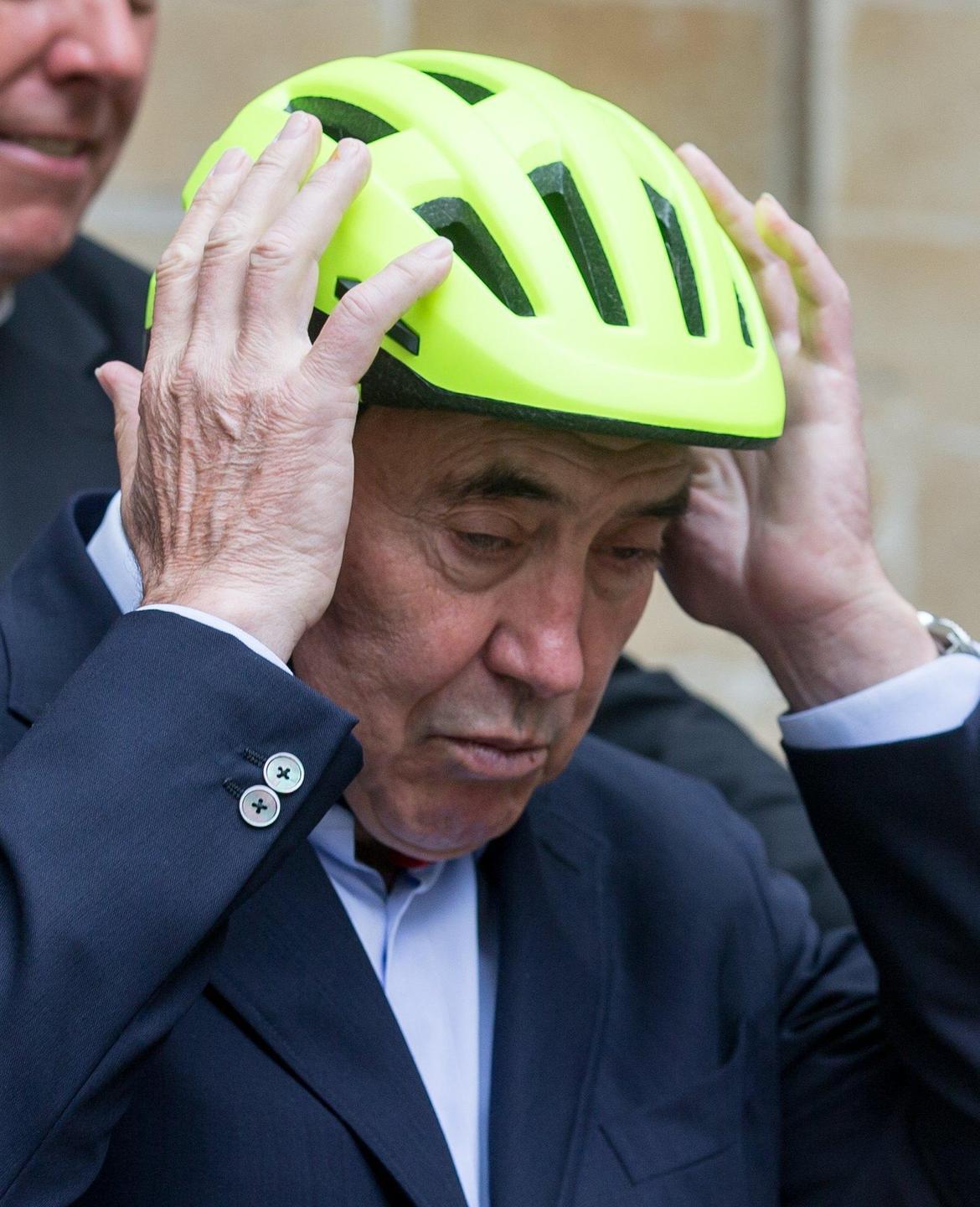 Cade dalla bici, paura per Merckx