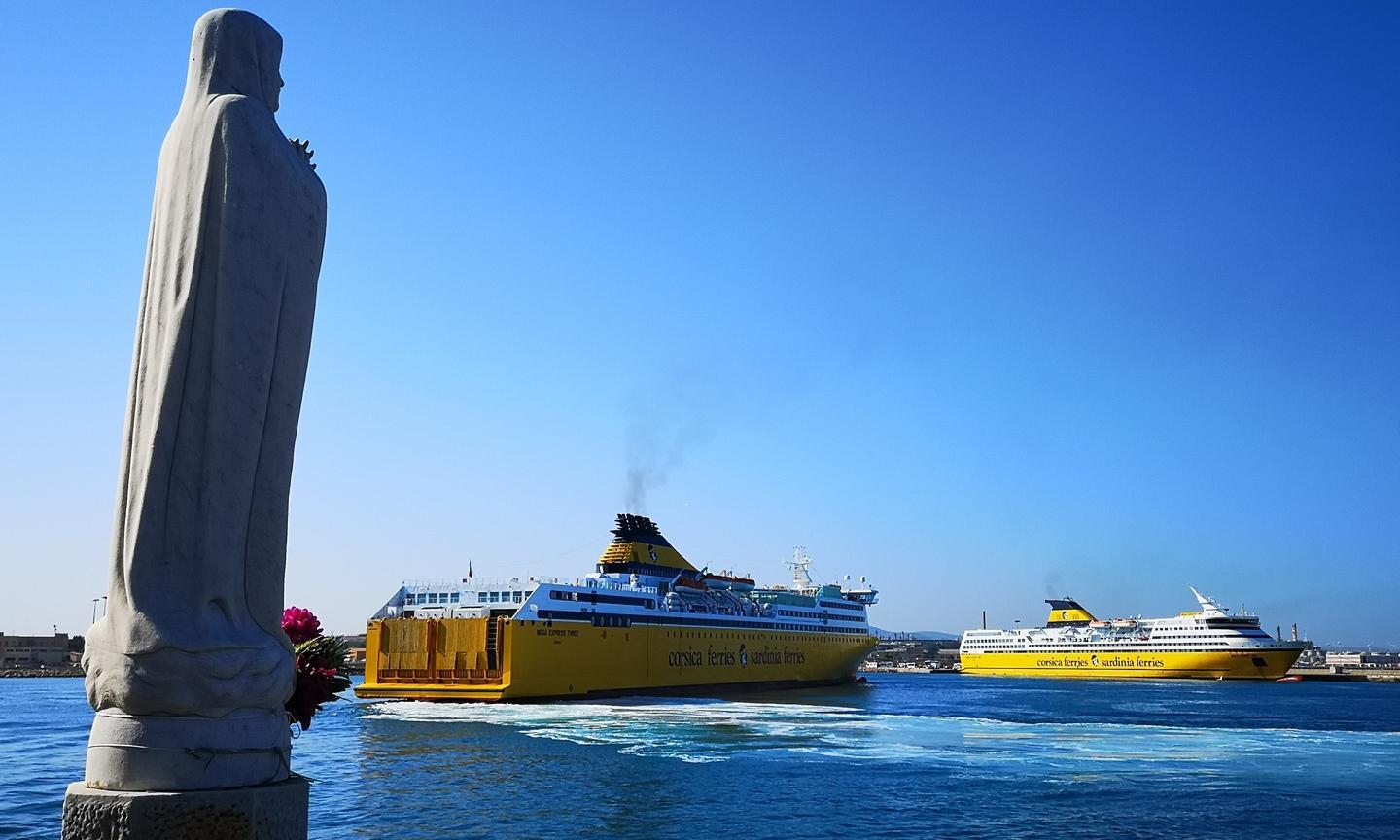 Le due “gemelle” gialle al porto