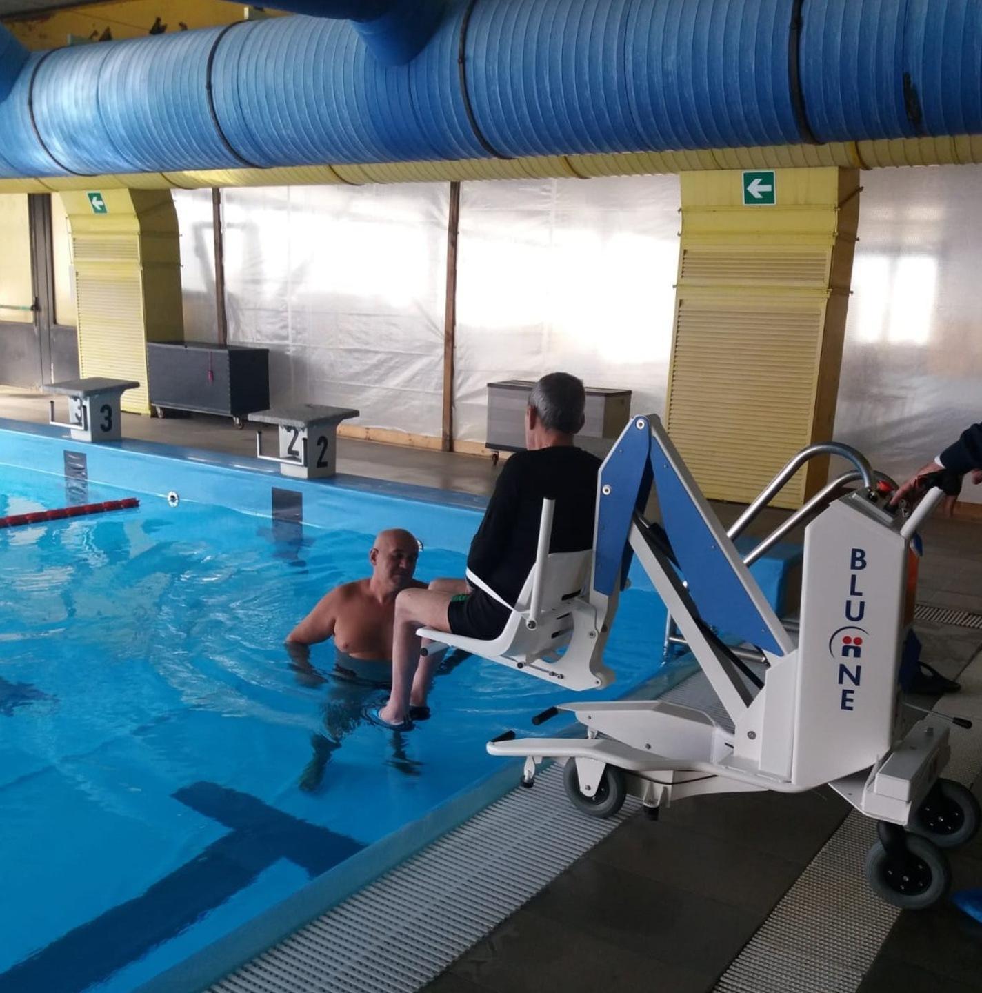In piscina l’aiuto ai disabili grazie al dono del Rotary 