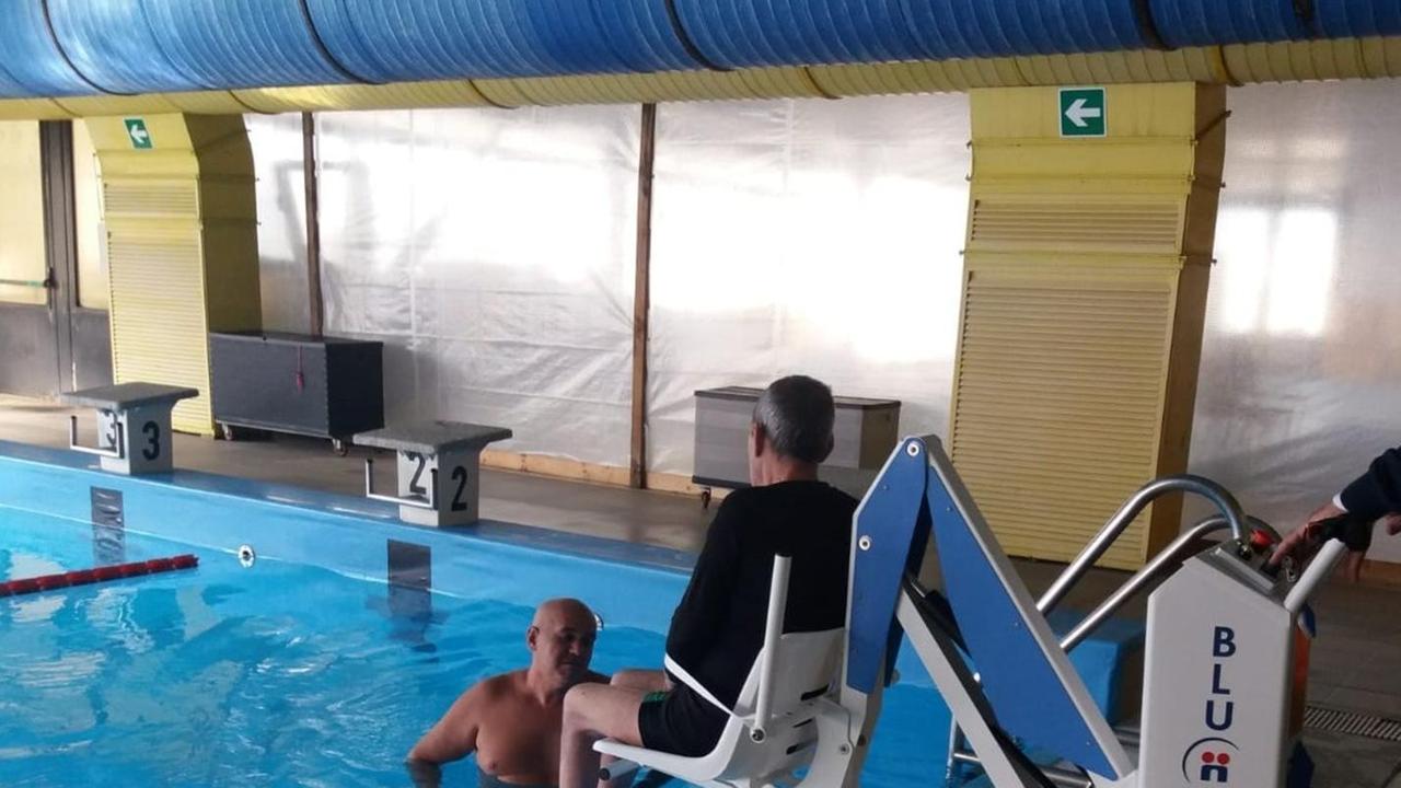 In piscina l’aiuto ai disabili grazie al dono del Rotary 