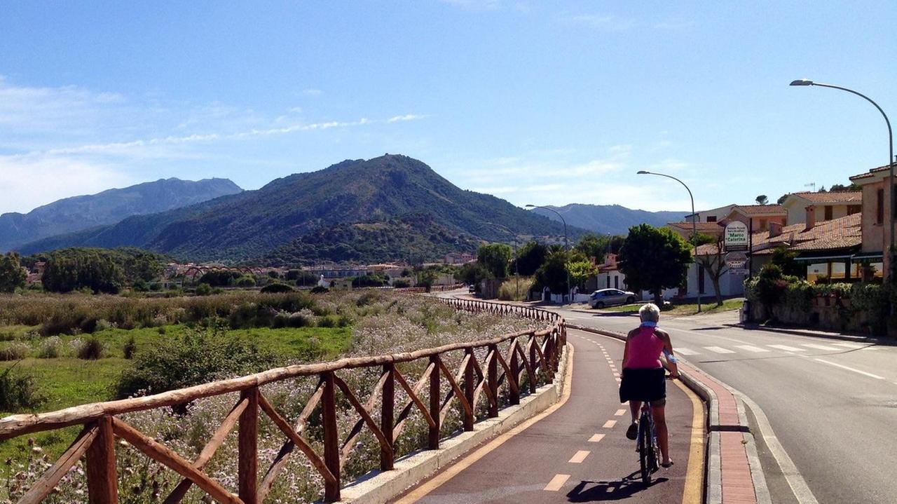 Una pista ciclabile La Caletta-Santa Lucia pronto il progetto