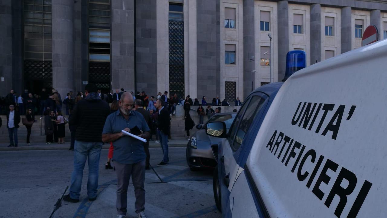 Allarme bomba al palazzo di giustizia, foto Rosas