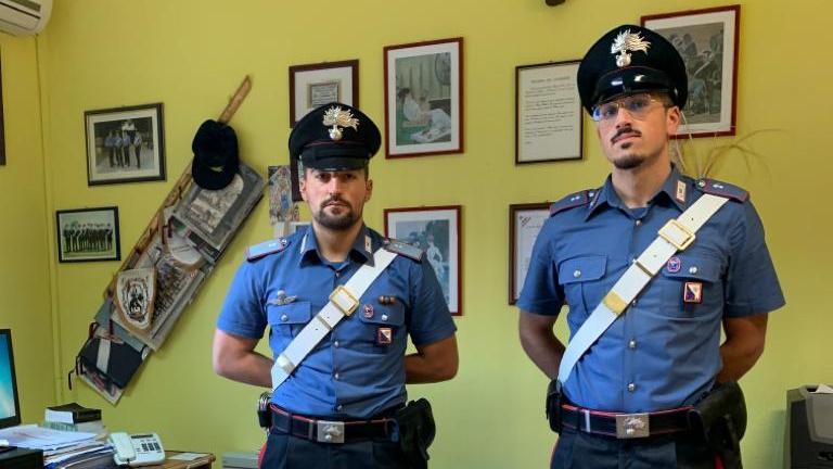 La droga divisa nelle due buste trovata dai carabinieri