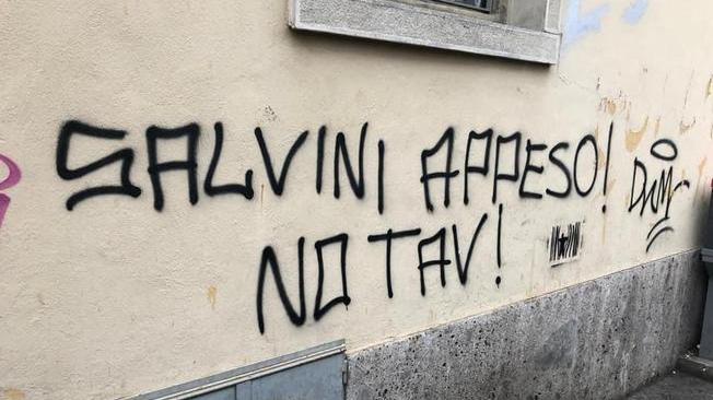 Migranti, pulite scritte contro Salvini