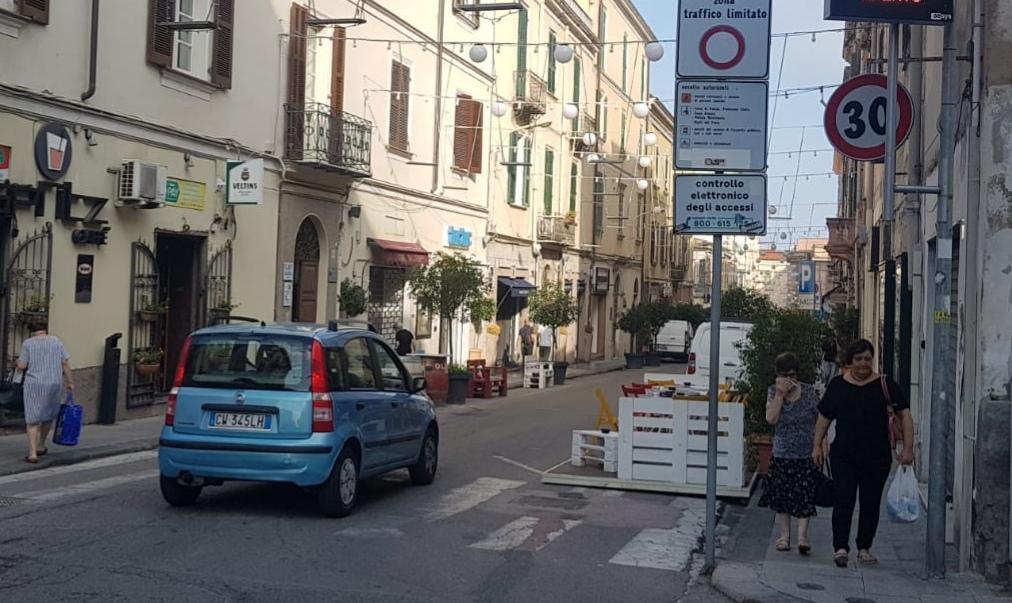 Via Cavour, ladro a volto scoperto filmato dalle telecamere 