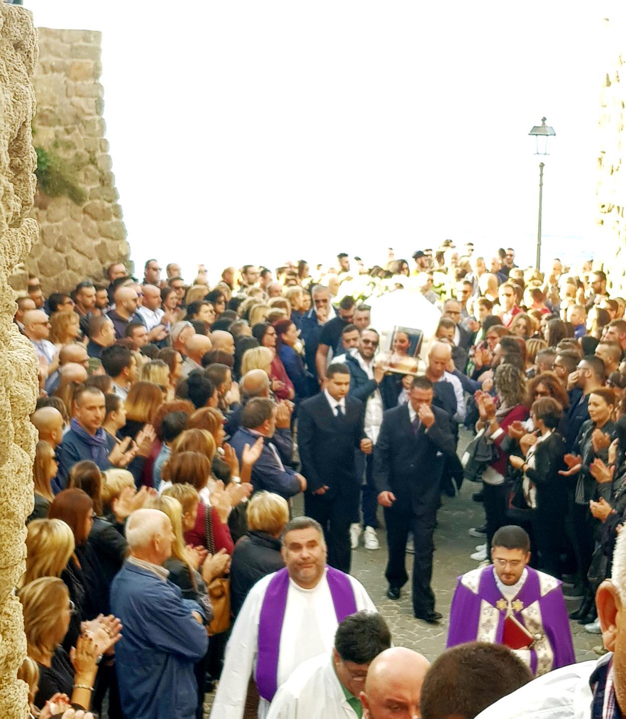 Grande folla e commozione per l’addio a Enrica Bianco