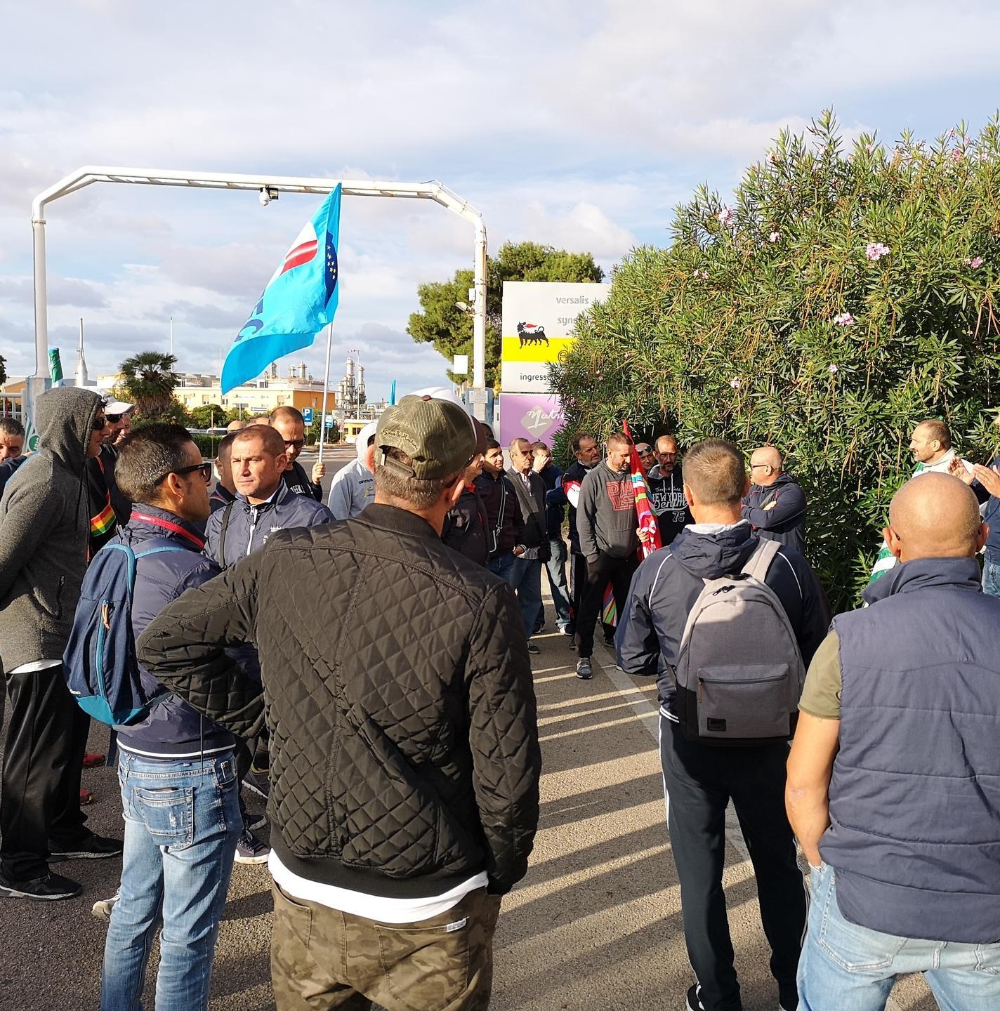 La protesta degli operai contro gli appalti al ribasso 