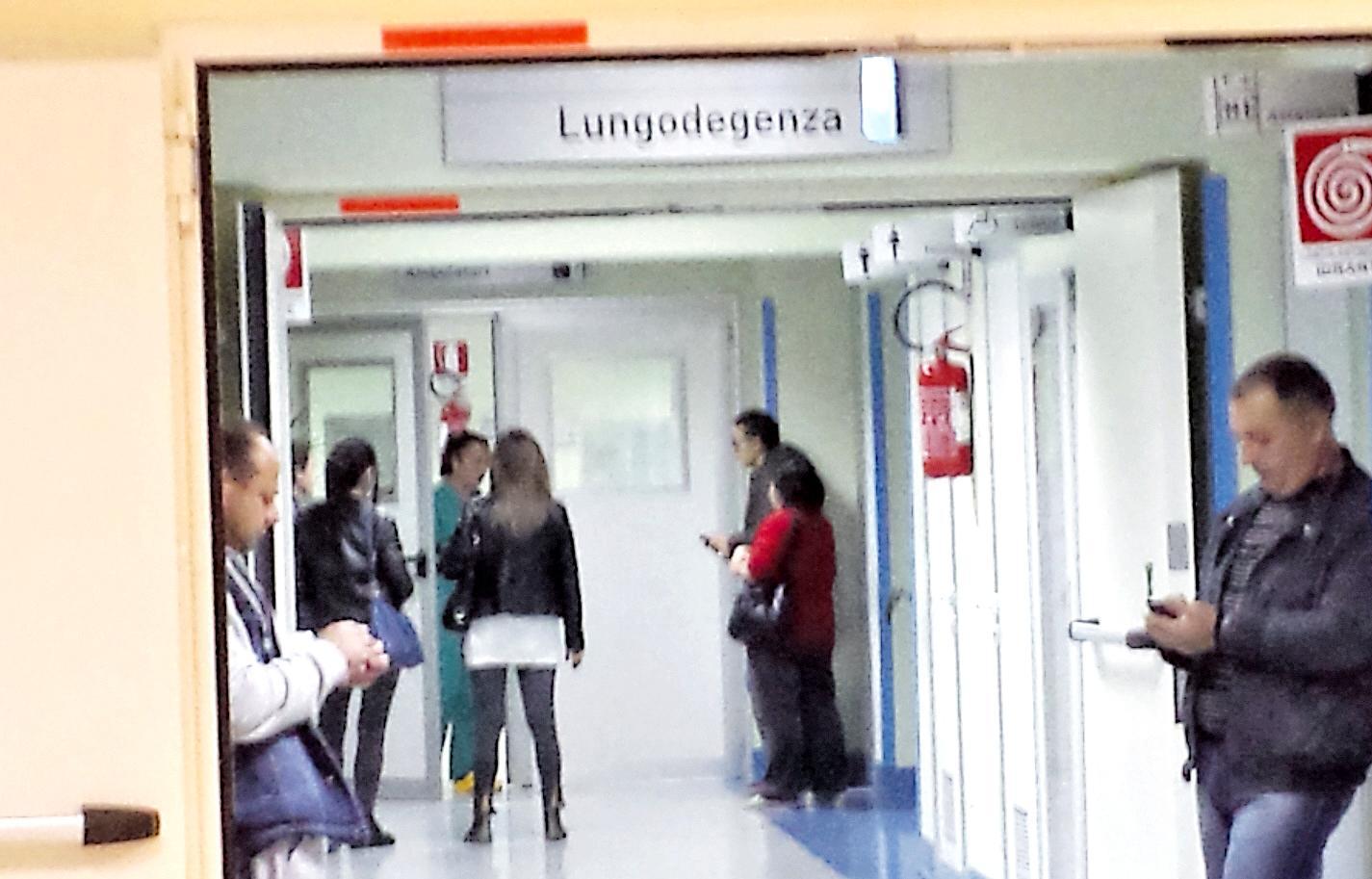 Sassari, Rsa stracolme: «Qui aspettiamo che muoia qualcuno» 